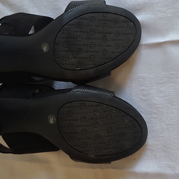 Black Size 7, med width sandals - Picture 3 of 3